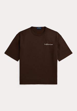 T-shirt marron foncé à manches courtes et col rond avec petit logo blanc Polo Ralph Lauren sur la poitrine gauche.