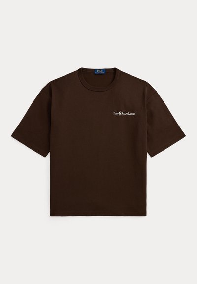 Σκούρο καφέ T-shirt με κοντά μανίκια και στρογγυλή λαιμόκοψη, με μικρό λευκό λογότυπο Polo Ralph Lauren στο αριστερό στήθος.