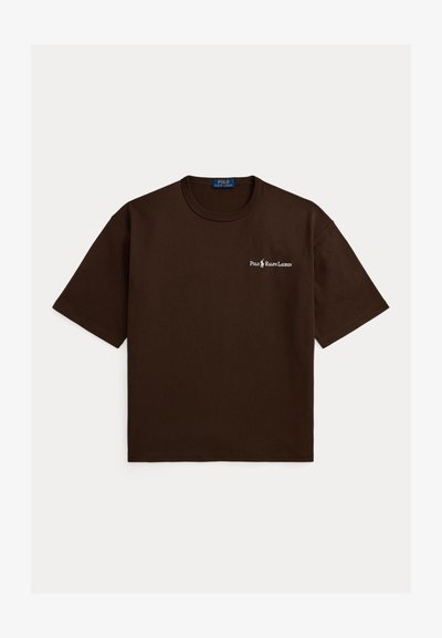 Σκούρο καφέ T-shirt με κοντά μανίκια και στρογγυλή λαιμόκοψη, με μικρό λευκό λογότυπο Polo Ralph Lauren στο αριστερό στήθος.