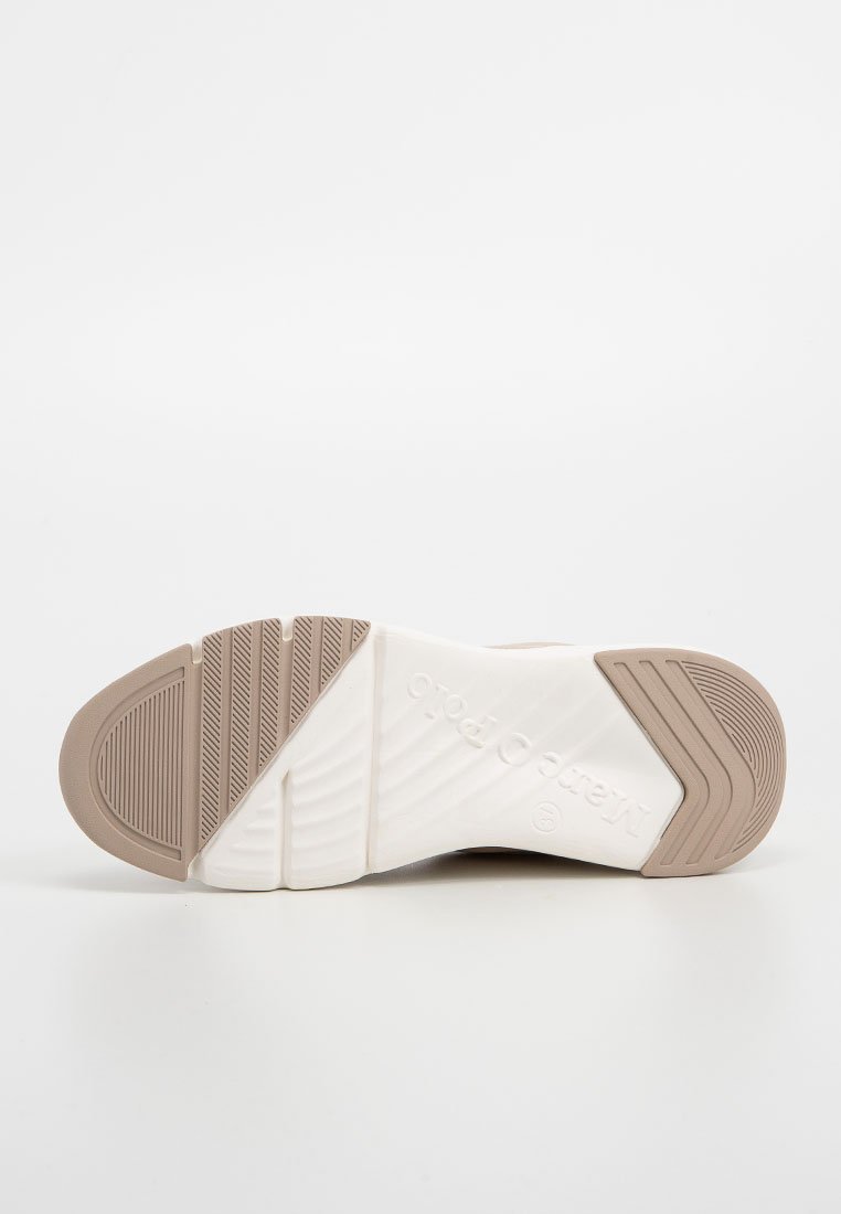 Sneaker-Sohle in Beige und Weiß, mit einer strukturierten Gummisohle, die diagonale Rillen und ein Logo-Detail aufweist, entworfen für Traktion und Langlebigkeit.