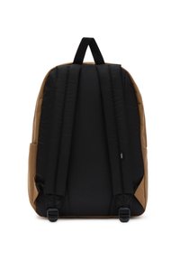 Mochila negra con acentos marrones; hecha de tela duradera, con almohadillas en las correas de los hombros, un asa superior y un bolsillo lateral.