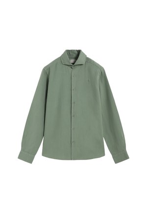 Camisa de botones de manga larga en verde salvia, con cuello y puños, mostrada sobre un fondo blanco.