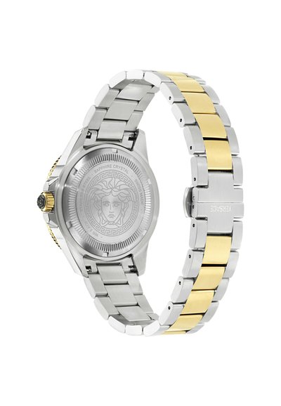 Ezüst és arany kéttónusú fém óraszíj, amelyen gravírozott Medúza fej és Versace logó található a rozsdamentes acél hátlapon és a csaton.