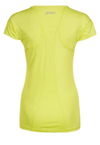 Camiseta atlética amarilla brillante de manga corta, hecha de un material ligero, con un diseño ajustado y sutiles acentos de costura.