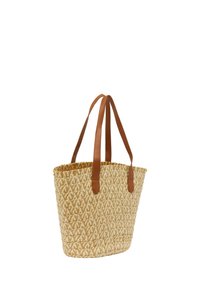 Torba na ramię z plecionego słomy w naturalnym beżowym kolorze, z skórzanymi uchwytami i geometrycznym wzorem. Otwarty górny design z wyraźną strukturą.