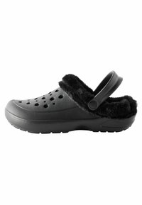 Schwarze Clogs mit weichem schwarzen Fellfutter, belüfteten Löchern entlang der Oberseite und einem hinteren Riemen für einen sicheren Sitz. Strukturierte Gummisohle.