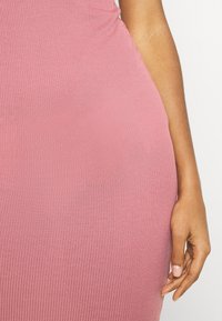 Missguided Pouzdrové šaty - light pink