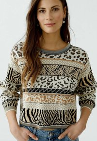 Strickpullover mit einem gestreiften Muster und Tiermotiven in Beige, Schwarz und Braun. Rippkragen und -bündchen, lockere Passform.