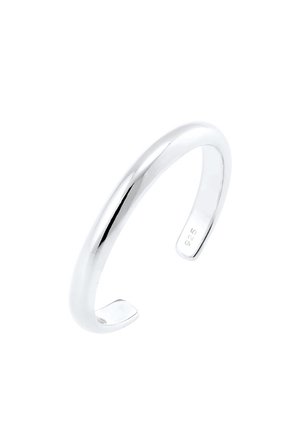 Sileä, kiillotettu hopeinen avoin rannekoru, jonka sisäpuolella on "925" leima, joka osoittaa sterlinghopeamateriaalin.