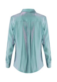 Licht teal lange mouwen shirt met een gladde textuur, knopmanchetten en een subtiele glans. Heeft een klassieke kraag en een gegolfde zoom.