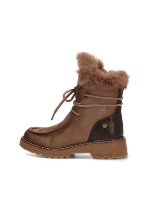Bota de tobillo de ante marrón con forro de piel, cordones delanteros, parche de tacón marrón oscuro y suela de goma estriada para uso invernal.