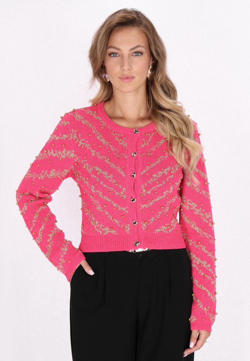 Cardigan rosa lavorato a maglia con un motivo a zigzag testurizzato con accenti dorati e bottoni decorativi. Stile corto con maniche lunghe.
