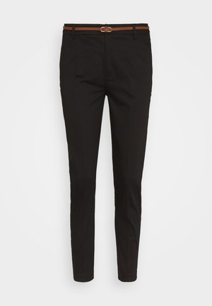 Schwarze Chinos mit schlanker Passform, aus Baumwollstoff gefertigt. Mit einem braunen Gürtel mit einer Metallschnalle und flachem Frontdesign.