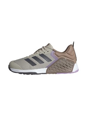 Athletischer Sneaker mit beigem Mesh-Obermaterial, drei schwarzen Streifen an der Seite, gepolsterter brauner Fersenstütze und weißer Sohle mit lila Akzenten.