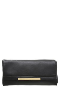 Pochette en cuir noir de forme rectangulaire. Présente une bande d'accent dorée sur le devant, une texture lisse et un rabat pliant.