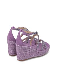 Lila Wildleder Wedge-Sandalen mit aufwendigen Perlenriemen, einer geflochtenen Jutebasis und einer flachen Gummisohle. Verstellbare Schnallenverschluss am Knöchel.