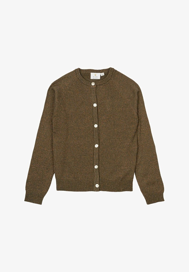 Cardigan maro cu guler rotund, mâneci lungi și șapte nasturi albi. Textură tricotată cu dungi de culori mai deschise în întreaga compoziție.