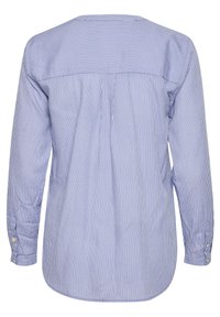 Chemise à manches longues rayée bleu et blanc, avec un pli dans le dos, des poignets à boutons et un ourlet arrondi.