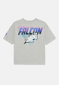 Siv T-majica s kratkimi rokavi, ki prikazuje grafični tisk Millennium Falcon v živahnih barvah, s tekstom in dinamičnimi linijami v ozadju.