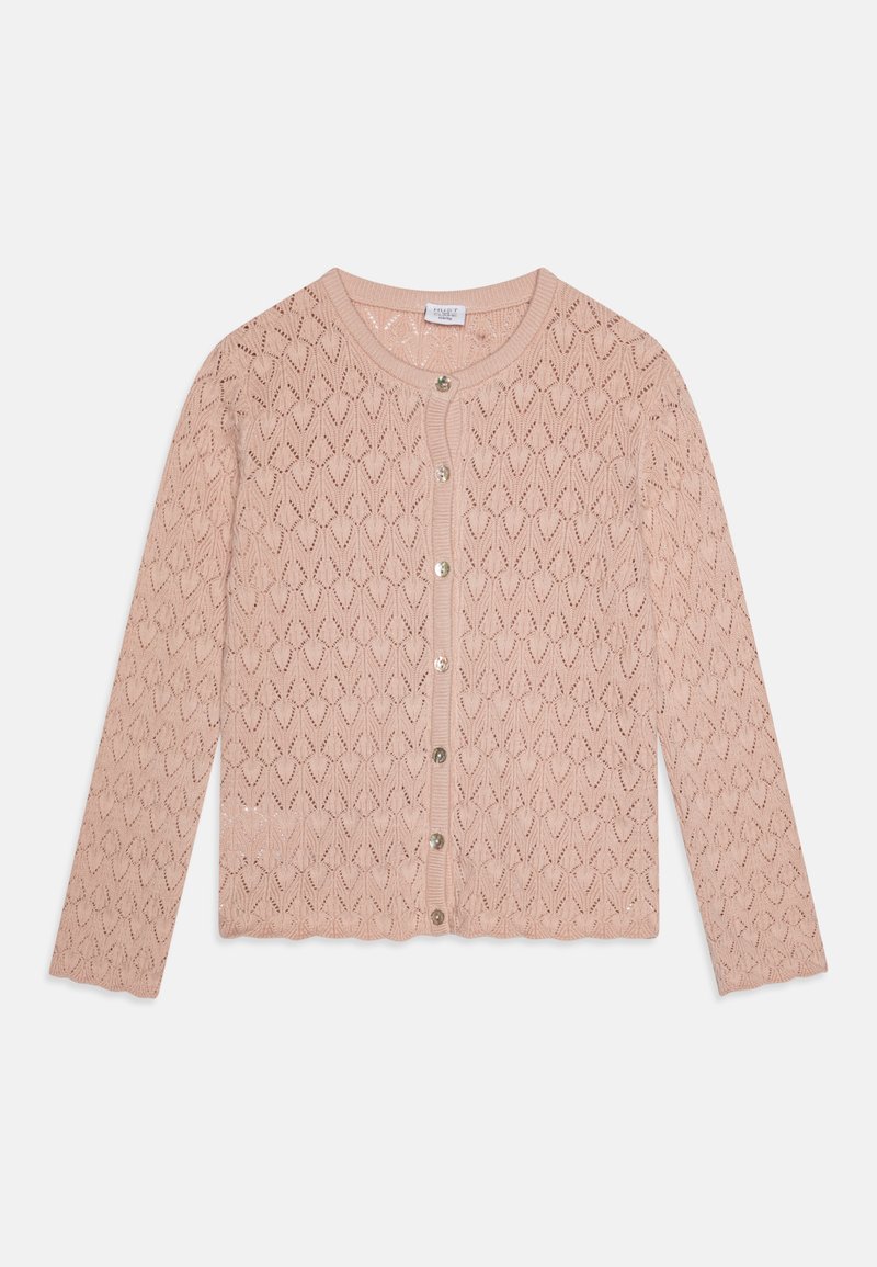 Ljust rosa stickad kofta med diamantmönster, rund halsringning och knäppning fram med fem metallknappar. Långa ärmar.