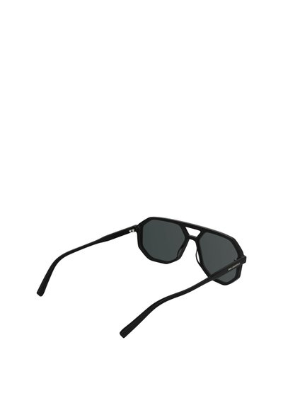 Lunettes de soleil noires angulaires avec des verres foncés et des branches fines, présentant une découpe géométrique sur le pont.