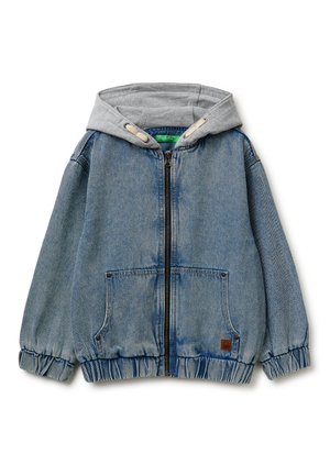 Giacca di jeans blu per bambini con cerniera frontale, cappuccio grigio con coulisse, polsini elastici e tasche frontali su sfondo bianco.