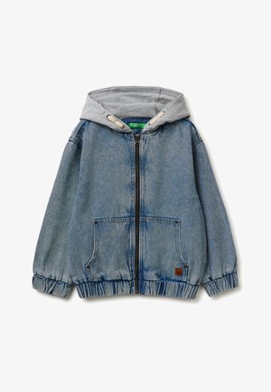 Blauwe spijkerjasje voor kinderen met een ritssluiting aan de voorkant, een grijze capuchon met trekkoorden, elastische manchetten en voorzakken op een witte achtergrond.