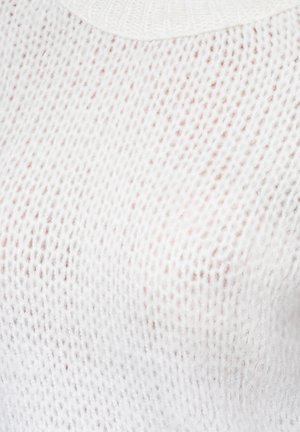 Pull en tricot blanc chunky avec un motif texturé, doté d'un col en côtes. Le tissu semble doux et légèrement transparent.