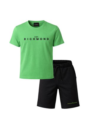 Maglietta verde a maniche corte con testo nero "John Richmond" abbinata a pantaloncini neri con coulisse con piccolo testo verde "John Richmond".