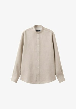 Beige langærmet skjorte med knapper og mandarin-krave, syv hvide knapper foran, vist på hvid baggrund.