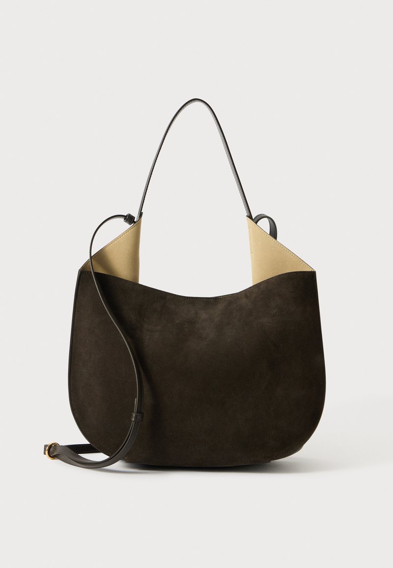 Borsa a mano in suede marrone scuro con una texture liscia, un design minimalista e un interno di colore chiaro in contrasto. Caratterizzata da una lunga tracolla in pelle.