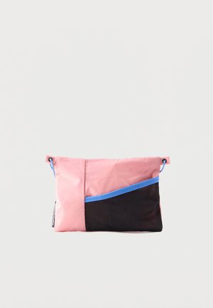 Kleine rechthoekige etui met roze en zwarte delen en een diagonale blauwe rand, met aan elke kant trekkoorden.