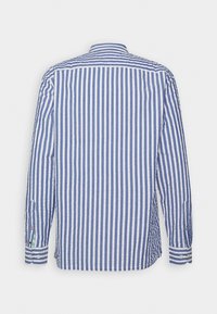 Raidallinen pitkähihainen paita, jossa sinivalkoiset pystysuorat raidat, napilliset kalvosimet ja tavallinen kaulus. Teksturoidusta puuvillakankaasta.