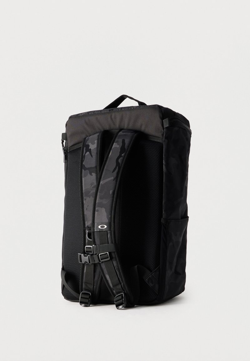 Zaino rettangolare nero con schienale in rete imbottito, spallacci regolabili con motivo mimetico e tasca laterale su sfondo uniforme.