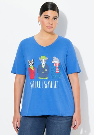 T-shirt bleu en V en tissu doux, présentant des graphismes d'animaux de cartoon : un chat, un chien et un loup portant des pulls colorés, avec le texte "SALUT SALUT".