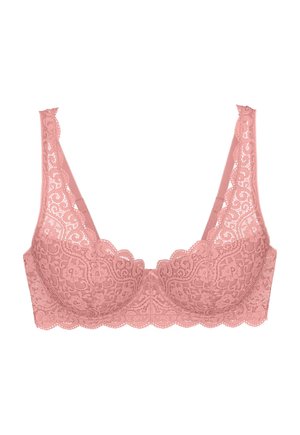 Soutien-gorge rose en dentelle avec armatures, motif floral, bords festonnés et larges bretelles décoratives sur fond blanc.