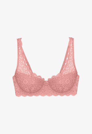 Ružová čipková podprsenka s kosticou, kvetinovým vzorom, vlnkovanými okrajmi a širokými ozdobnými ramienkami na bielom pozadí.