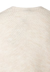 Cremfarbener Strickpullover mit strukturiertem, geripptem Design und subtilen Fischgrät-Muster. Der Ausschnitt ist rund und lässig.