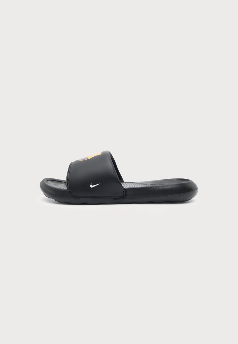 Μαύρο σανδάλι Nike slide με επενδεδυμένη σόλα και φαρδιά λουράκι με μικρό λευκό λογότυπο Swoosh στο πλάι.