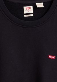 Zwarte sweatshirt van katoen met een ronde hals, voorzien van een klein rood Levi's-logo op het linkerbovendeel van de borst. Maatlabel geeft XXL aan.