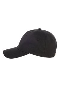 Gorra de béisbol de algodón negro con visera curva, seis ojales de ventilación y correa ajustable en la parte posterior. Presenta un acento sutil del logo.