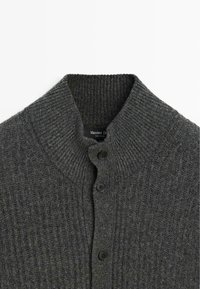 Grå ribbet cardigan med sjalskrave, fem sorte knapper og et mærke med "Massimo Dutti"-label ved halsen.