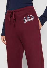 GAP HERITAGE JOGGER - Joggebukse - ruby wine