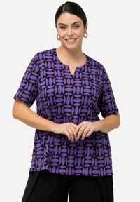 Ulla Popken ALLOVER SHORT SLEEVE SPLIT NECK  - Triko s potiskem - purple