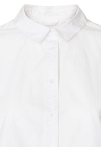 Chemise en coton blanc avec col classique, patte de boutonnage devant et texture lisse ; sans motifs ni ornements.