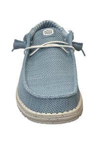 Scarpa in tessuto blu chiaro con esterno testurizzato, lacci bianchi e suola bianca a contrasto. Caratterizzata da un punta rotonda e un branding discreto.