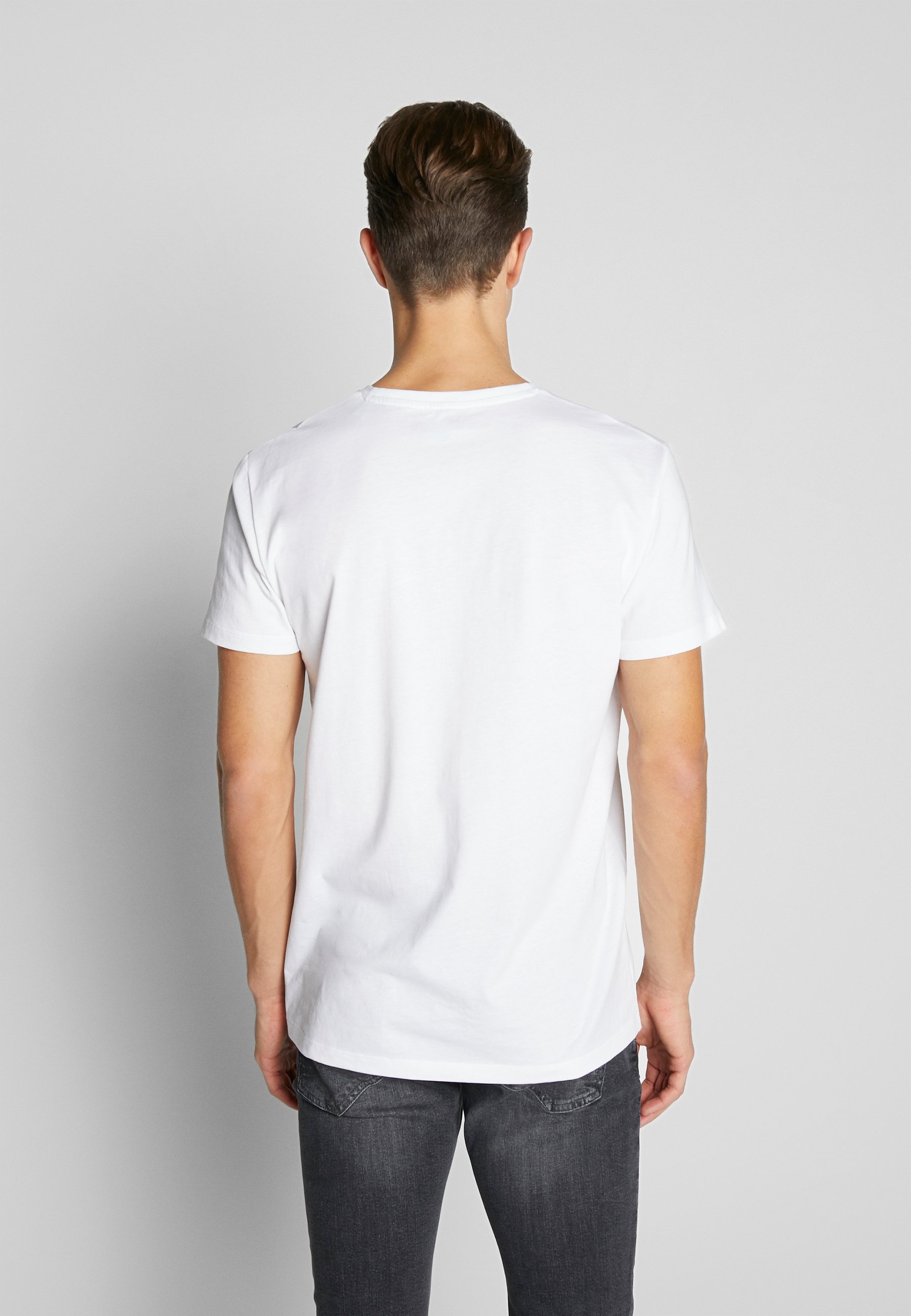 basic white t shirt