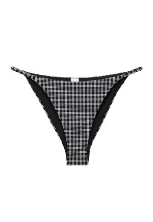 Mustvalge ruuduline bikiinipõhi õhukeste küljerihmade ja kolmnurkse eesmise paneeliga valgel taustal.