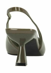 Chaussure à talon aiguille à lanière en vert olive brillant avec un talon fin et une sangle entourant l'arrière du pied.