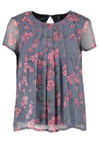 Blommig blus i transparent blått tyg, med rosa blommor och gröna blad. Korta ärmar och en nyckelhålöppning bak. Plisserad design.